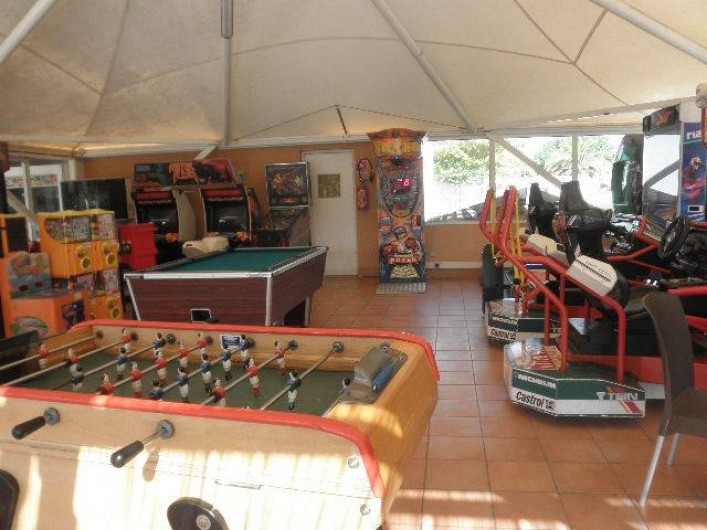 Location de vacances - Camping à Vias - Salle de jeux avec simulateurs, flippeurs ,baby-foot, billard, etc.....