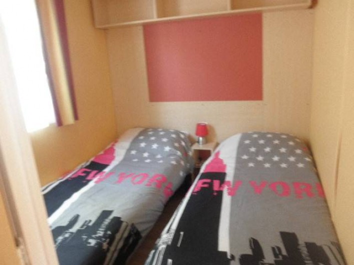 Location de vacances - Camping à Vias - Chambre, lit jumeaux, avec placard.