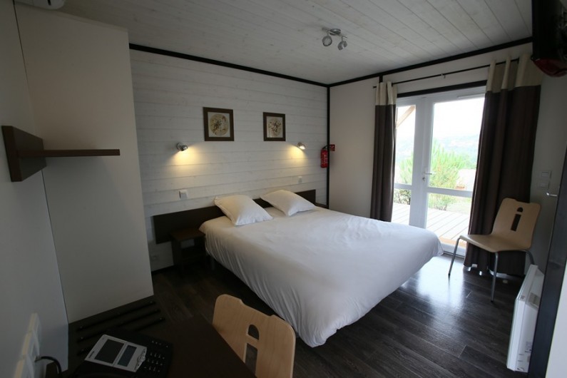 Location de vacances - Bungalow - Mobilhome à Millau - Chalet hôtelier (chambre et terrasse, max 2 personnes)