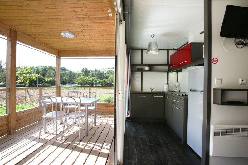 Location de vacances - Bungalow - Mobilhome à Millau - Chalet du Tarn (cuisine, séjour et terrasse)