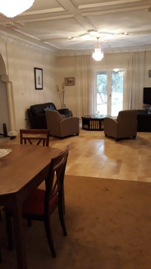 Location de vacances - Villa à Marrakech - Vue de salle à manger vers salon et vue piscine