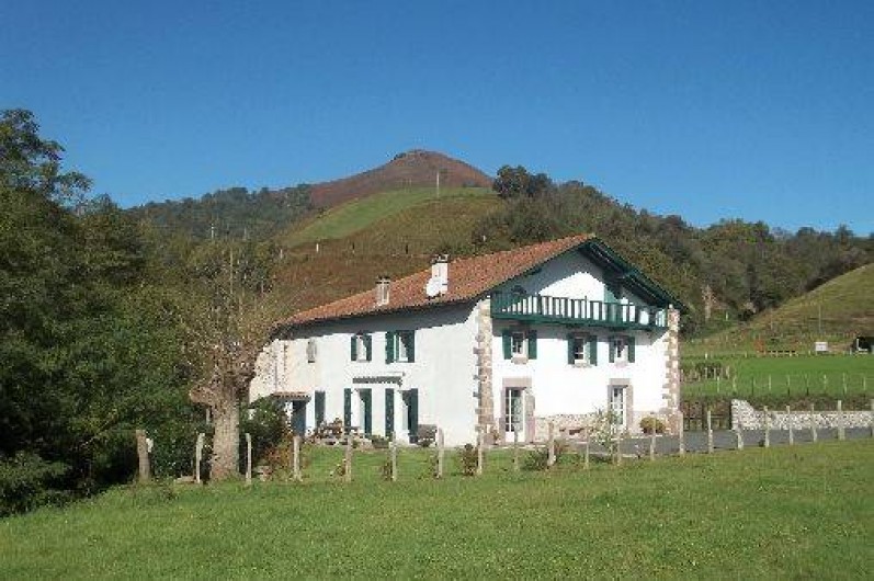 Location de vacances - Villa à Bidarray - Gîte Kuxinia sur un plateau vert