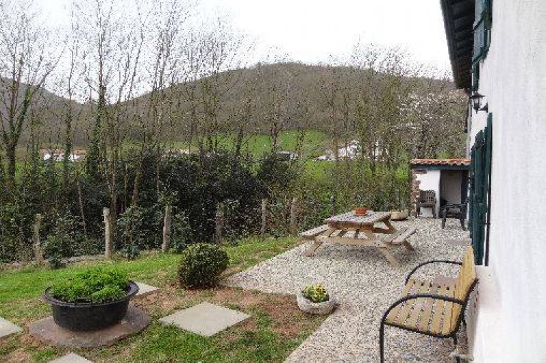 Location de vacances - Villa à Bidarray - terrasse avec vue sur la forêt