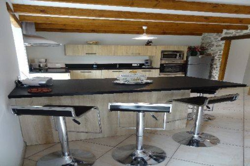 Location de vacances - Villa à Bidarray - cuisine américaine avec accés au cellier