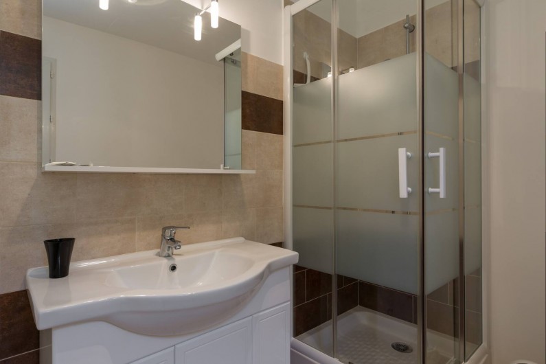 Location de vacances - Villa à Argilliers - salle de douche étage