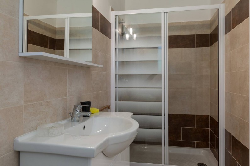 Location de vacances - Villa à Argilliers - salle de douche parentale