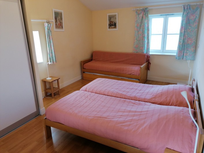 Location de vacances - Gîte à Pomeys - La chambre "Monts du Lyonnais" 2 lits 1 couchage et un lit gigogne 2 couchages.