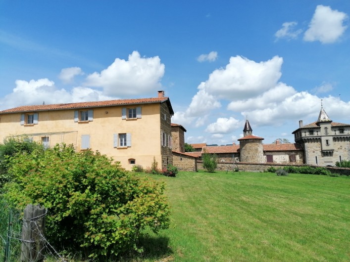 Location de vacances - Gîte à Pomeys - La façade sud du gîte avec son grand jardin et vue sur le château.