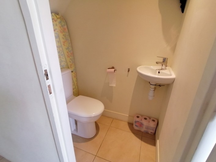 Location de vacances - Gîte à Pomeys - Les toilettes du rez de chaussée avec lave mains.