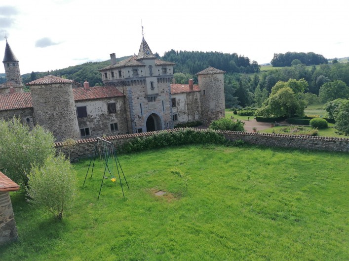 Location de vacances - Gîte à Pomeys - Vue sur le château du XIV° siècle ouvert à la visite l'été.