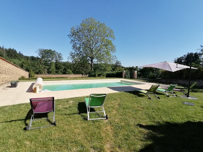 Location de vacances - Gîte à Pomeys - La grande piscine (temps partagé) de 5m x 12m avec vue sur les forêts.