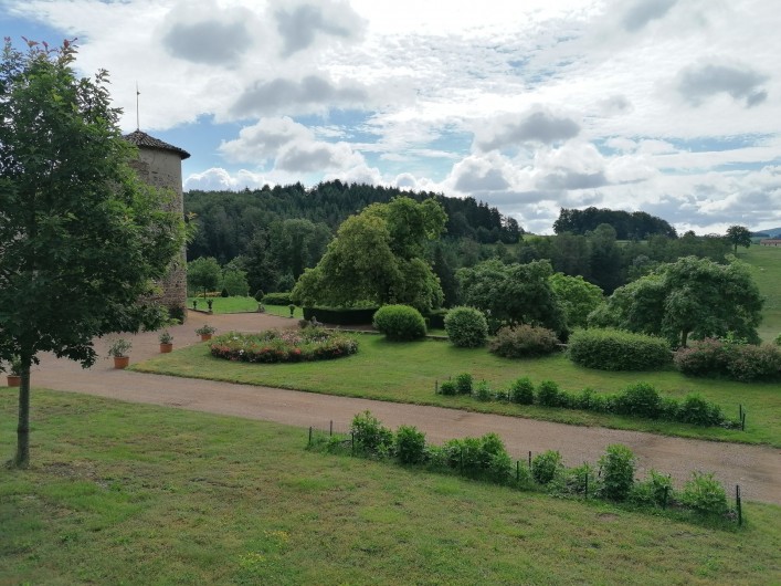 Location de vacances - Gîte à Pomeys - Vue sur le parc du château depuis une chambre. Parc libre d'accès.