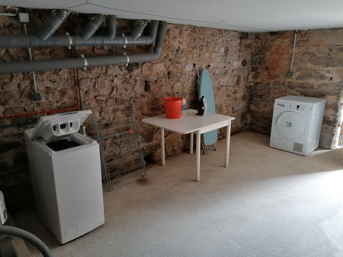 Location de vacances - Gîte à Pomeys - La buanderie en sous-sol avec lave linge, sèche linge table et fer à repasser