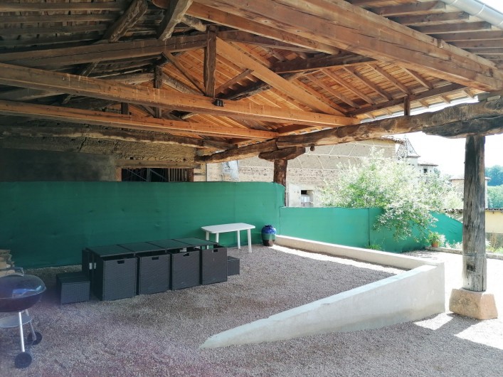 Location de vacances - Gîte à Pomeys - Le chapi dans la cour avec son mobilier de jardin.