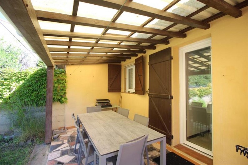 Location de vacances - Villa à Port-Vendres - Terrasse couverte avec table, chaises et plancha exposée ouest