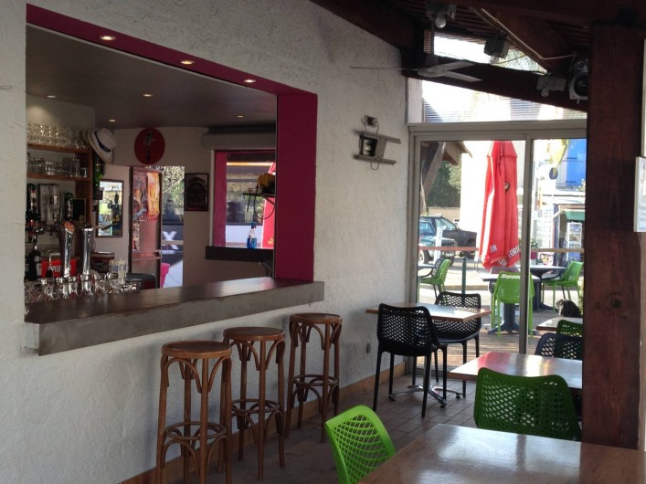 Location de vacances - Bungalow - Mobilhome à Salavas - espace bar avec terrasse couverte
