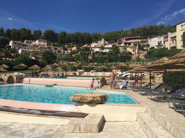 Location de vacances - Appartement à Saint-Cyr-sur-Mer - Vue du Hameau depuis les piscines