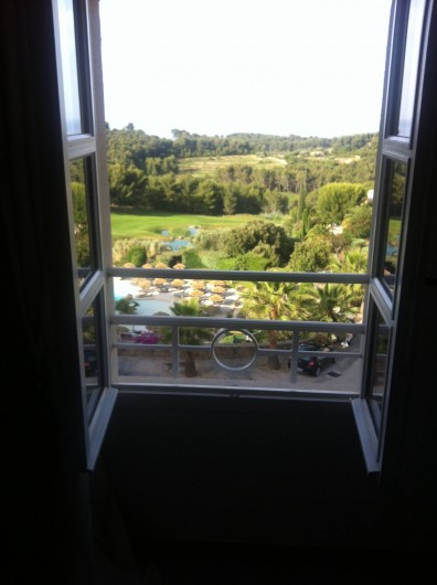 Location de vacances - Appartement à Saint-Cyr-sur-Mer - Vue depuis la chambre principale au réveil