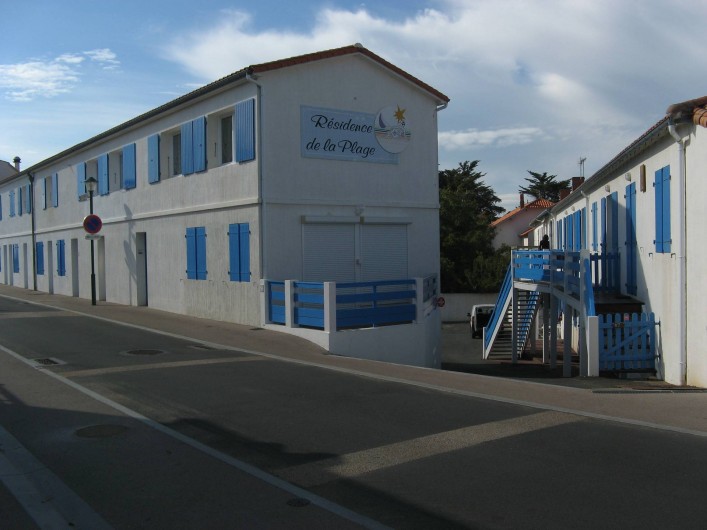 Location de vacances - Appartement à Longeville-sur-Mer - La résidence. Appartement  dans  bâtiment de droite, au bout de la passerelle