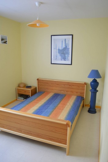 Location de vacances - Appartement à Longeville-sur-Mer - chambre1 : lit double, placard mural de rangement