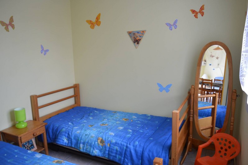 Location de vacances - Appartement à Longeville-sur-Mer - Chambre 2 : 2lits simples, placard mural de rangement