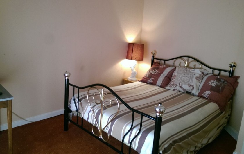 Location de vacances - Appartement à Sengouagnet - Chambre 1 Lit en 140 Placard de rangement