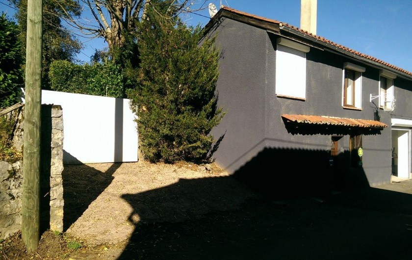 Location de vacances - Appartement à Sengouagnet - Façade de la maison avec garage