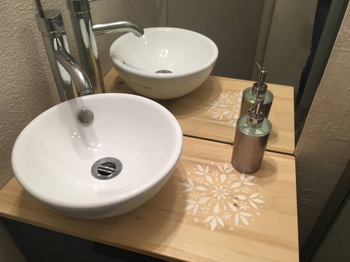 Location de vacances - Studio à Les Carroz d'Arâches - Lavabo