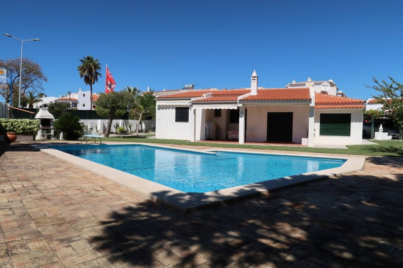 Location de vacances - Villa à Albufeira - Façade principale exposée au sud