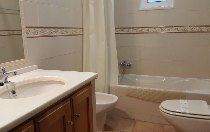 Location de vacances - Villa à Albufeira - Salle de bain à côté de la chambre  crème