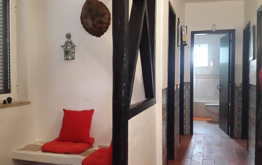 Location de vacances - Villa à Albufeira - Hall de l'entrée principale et couloir des chambres avec deux salle de bain