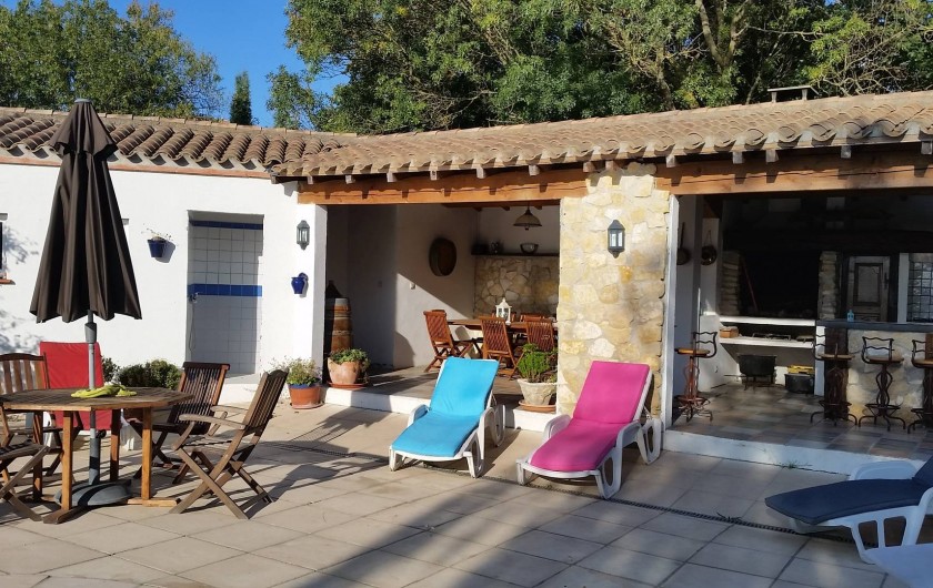 Location de vacances - Villa à Malves-en-Minervois - La cuisine d'été , transat , table ronde ,....