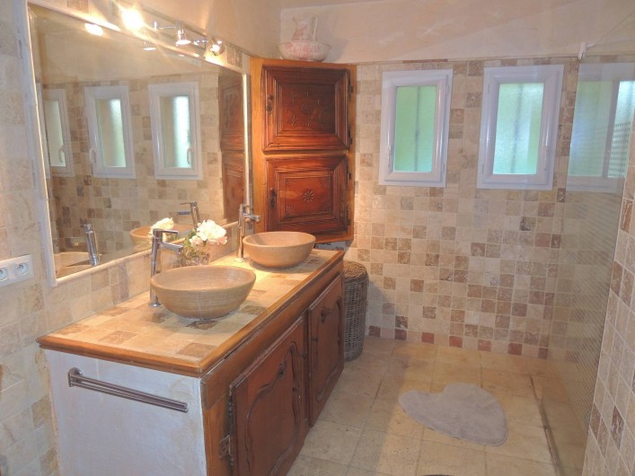 Location de vacances - Villa à Malves-en-Minervois - La première salle de bain , avec un wc et une grande douche à l'Italienne.