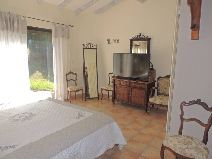 Location de vacances - Villa à Malves-en-Minervois - Grande chambre parentale avec un lit en 180 et la salle de bain bleue .