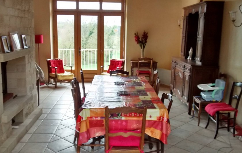 Location de vacances - Maison - Villa à Nailhac - La salle à manger, vue vers le balcon