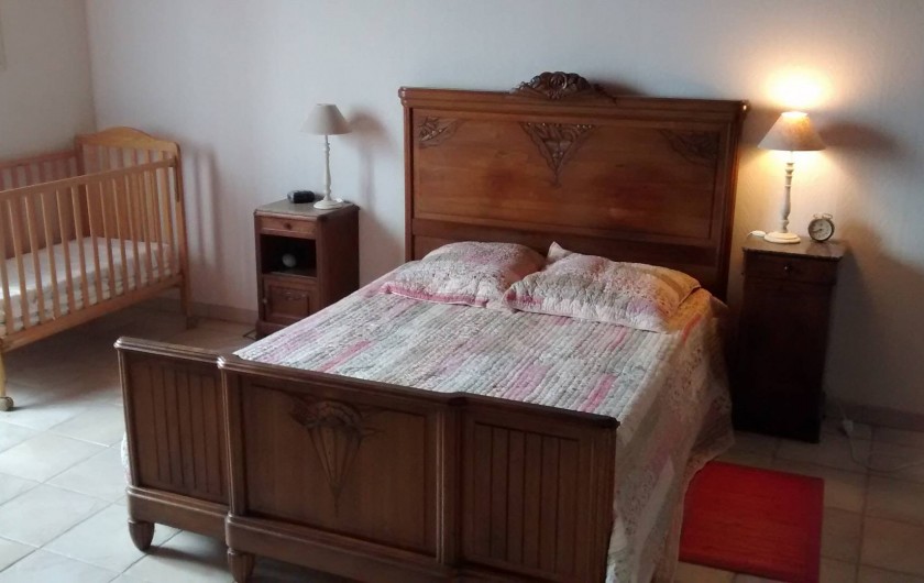 Location de vacances - Maison - Villa à Nailhac - La grande chambre du rez de chaussée, avec un lit pour bébé