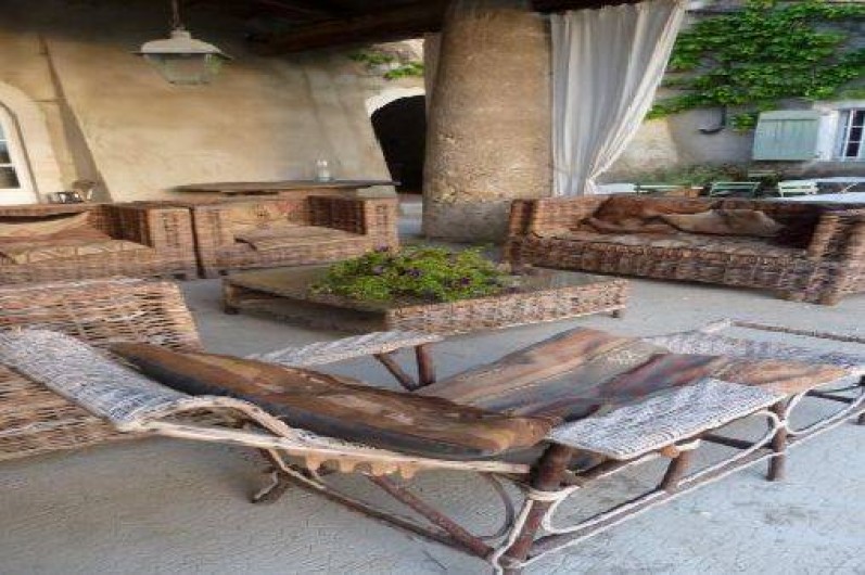 Location de vacances - Chambre d'hôtes à Saint-Lager-Bressac - Salon d'été dans la cour 