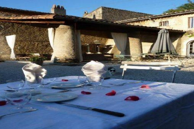 Location de vacances - Chambre d'hôtes à Saint-Lager-Bressac - la cour du chateau