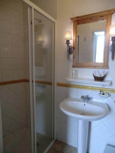 Location de vacances - Chambre d'hôtes à Saint-Lager-Bressac - Salle de bain Chambre COUR