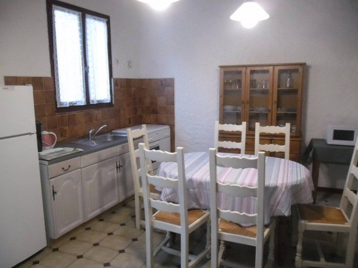 Location de vacances - Appartement à Autignac - Salle à manger et cuisine du gîte 8 pour 6 personnes