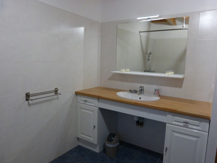Location de vacances - Gîte à Saint-Chély-d'Apcher - Salle de bain spacieuse