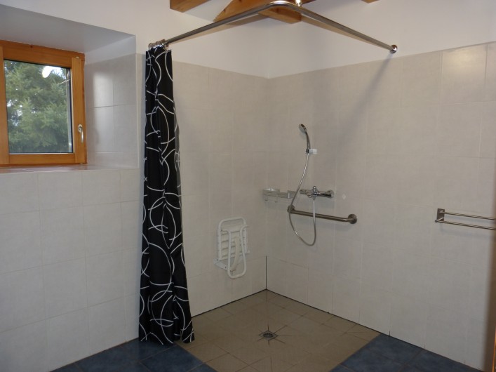 Location de vacances - Gîte à Saint-Chély-d'Apcher - Salle de bain spacieuse