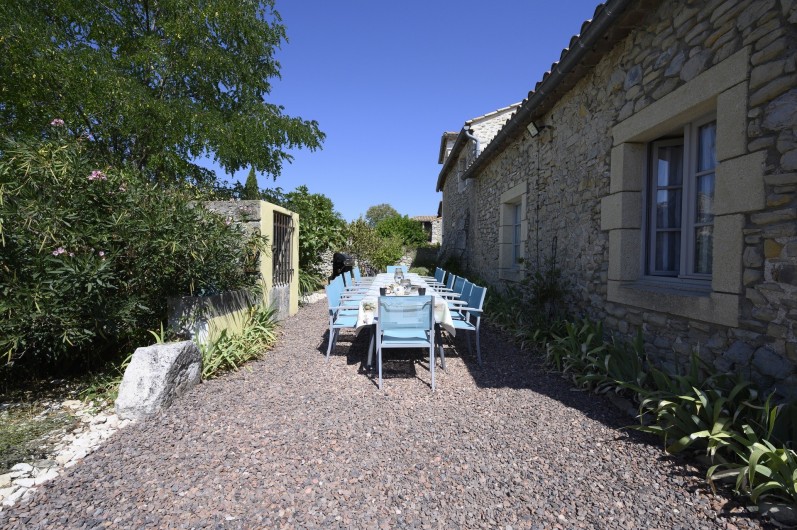 Location de vacances - Mas à Bouquet - Le jardin avec la grande table extérieure