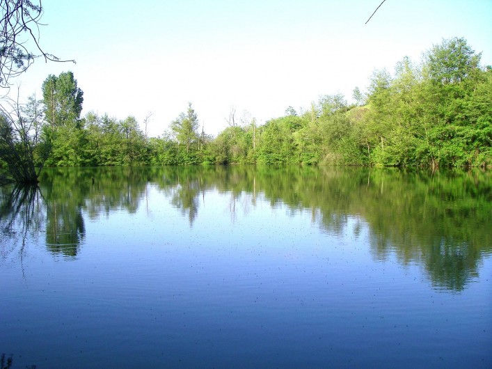 Location de vacances - Gîte à Lamaguère - Le lac et sa barque à votre disposition.