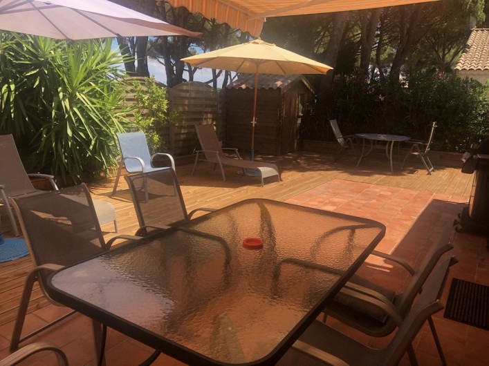 Location de vacances - Villa à Sainte-Maxime - table extérieure