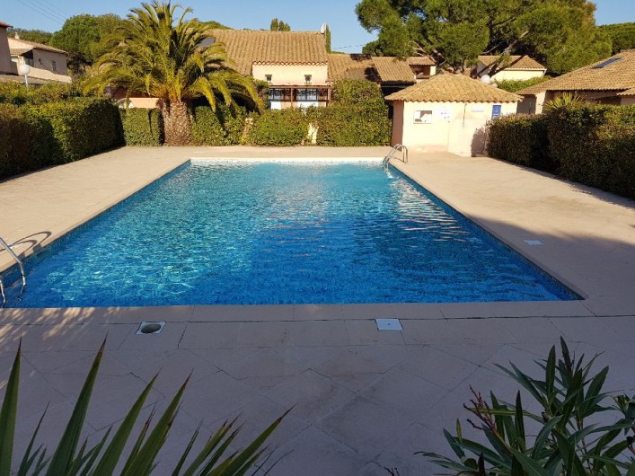 Location de vacances - Villa à Sainte-Maxime - piscine commune à 15M de la maison
