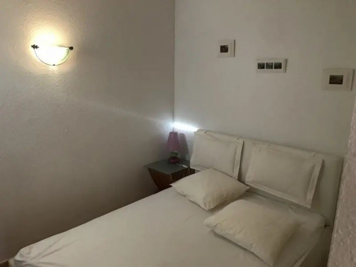 Location de vacances - Villa à Sainte-Maxime - chambre du bas avec lit 140