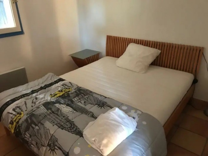 Location de vacances - Villa à Sainte-Maxime - Chambre du bas avec lit 160