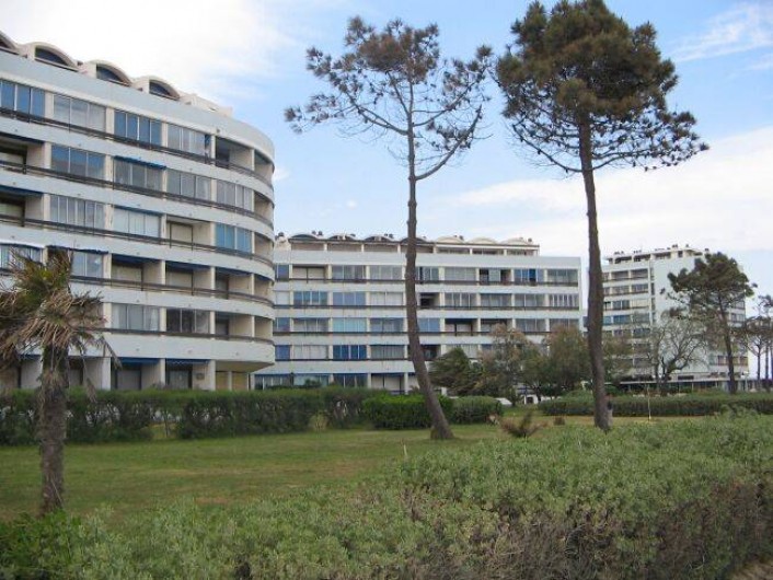 Location de vacances - Appartement à Saint-Cyprien Plage - La résidence et ses jardins