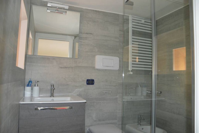 Location de vacances - Appartement à Naples - Une des salles de bain avec douche